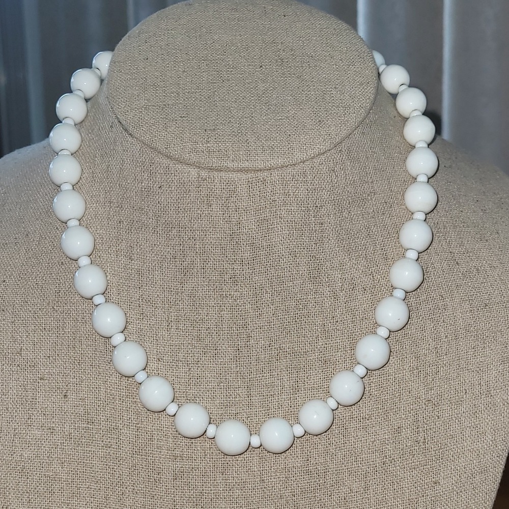 Vintage 1960s White Milk Glass Graduated Round Bead Choker Necklace 15" 47g